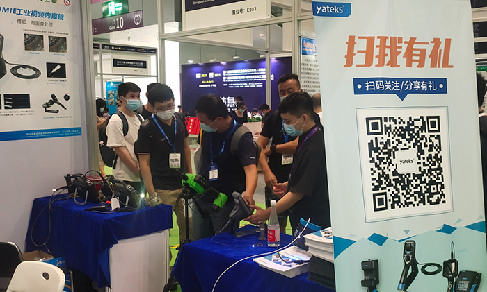深圳工業(yè)內窺鏡展展會現(xiàn)場亞泰光電展臺前現(xiàn)場觀眾試用亞泰光電內窺鏡產品性能、特點