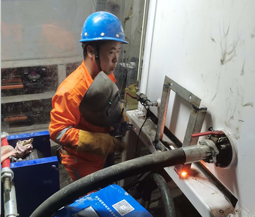 亞泰光電在線油液監測系統在盾構機上安裝:監測箱支架的焊接制作